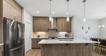 Brand New Modern Luxary Home | 5BR Home | YYC | Banff 1hr | Garage l King-Bed