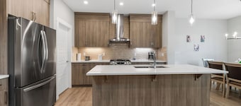 Brand New Modern Luxary Home | 5BR Home | YYC | Banff 1hr | Garage l King-Bed