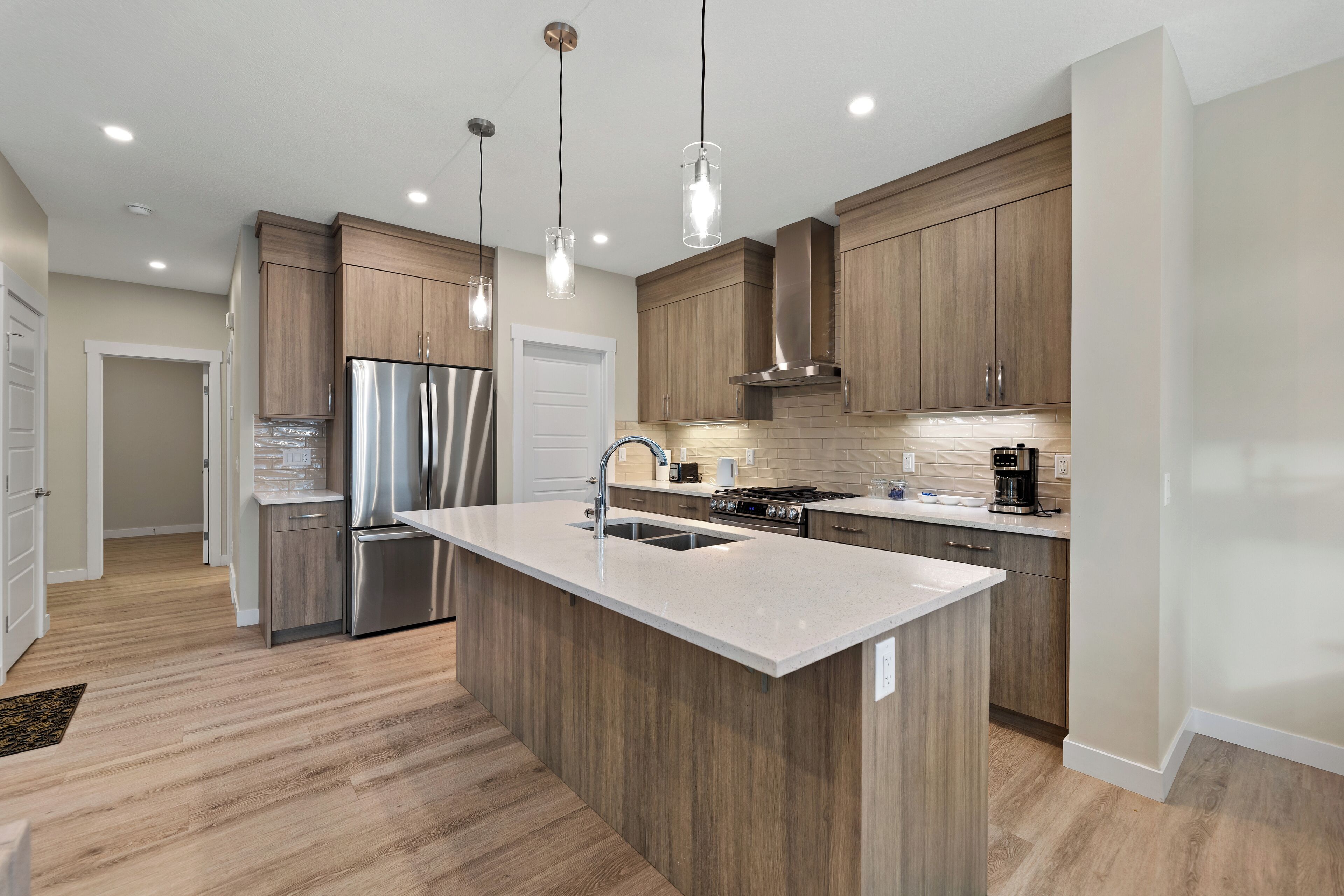 Een magnetron, een oven, een kookplaat, een vaatwasser