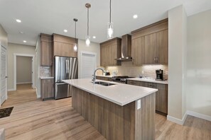 Een magnetron, een oven, een kookplaat, een vaatwasser