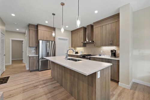 Brand New Modern Luxary Home | 5BR Home | YYC | Banff 1hr | Garage l King-Bed