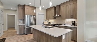 Brand New Modern Luxary Home | 5BR Home | YYC | Banff 1hr | Garage l King-Bed