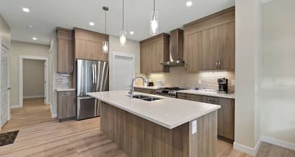 Brand New Modern Luxary Home | 5BR Home | YYC | Banff 1hr | Garage l King-Bed