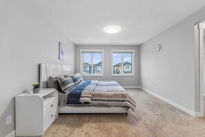 5 bedrooms, WiFi, bed sheets - 🌟 Brand New Modern Home | 5 Bedrooms | Office | Garage | Near Airport, Freeways (Calgary)
