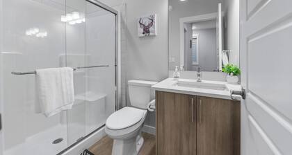 Brand New Modern Luxary Home | 5BR Home | YYC | Banff 1hr | Garage l King-Bed
