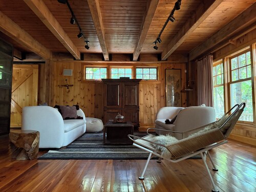 Beach lodge with private beach-2.5 acres of quiet nature,4 beds, chef’s kitchen