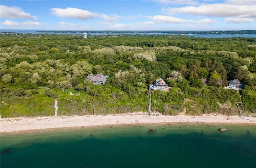 Beach lodge with private beach-2.5 acres of quiet nature,4 beds, chef’s kitchen