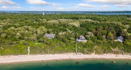 Beach lodge with private beach-2.5 acres of quiet nature,4 beds, chef’s kitchen