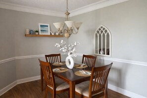 Dining - Barefoot Bungalow (North Myrtle Beach)