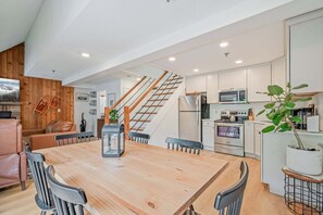 Dining - Fully Renovated Upscale Condo, Walk to Snowshed, Amenities Downstairs (Killington)