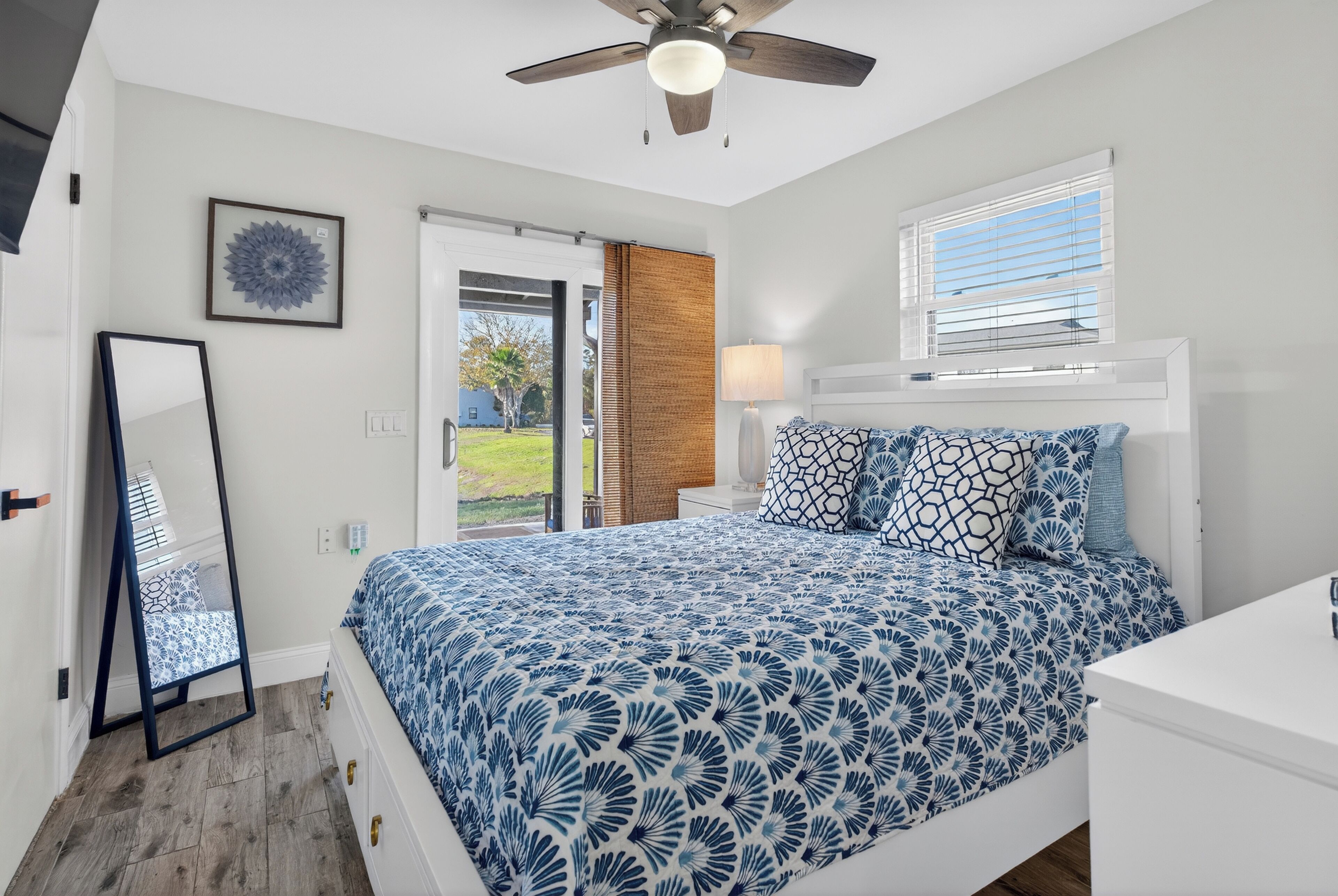 Planxa i posts de planxar, wifi i roba de llit 