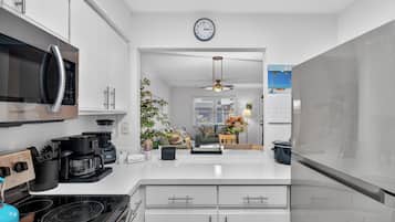 Microondas, horno, placa de cocina y lavavajillas