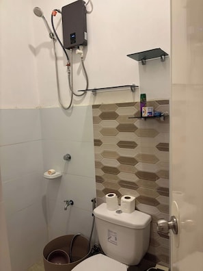 Shower, bidet, towels, soap - Cozy 2-bedroom bungalow in amazing General Santos City with AC and free parking (General Santos City (Dadiangas))