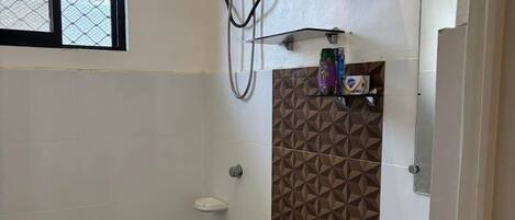 Dusche, Bidet, Handtücher, Seife