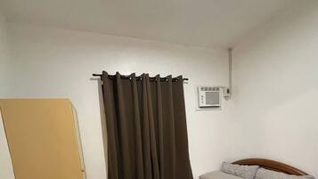 2 bedrooms, internet, bed sheets