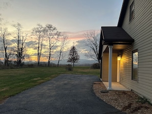 Property grounds - Private Loft Retreat Near Gettysburg & Harrisburg, Thoughtfully Appointed (Dillsburg)