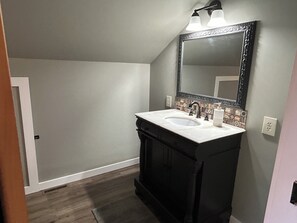 Shower, hair dryer, towels, soap - Private Loft Retreat Near Gettysburg & Harrisburg, Thoughtfully Appointed (Dillsburg)