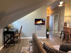 Smart TV - Private Loft Retreat Near Gettysburg & Harrisburg, Thoughtfully Appointed (Dillsburg)