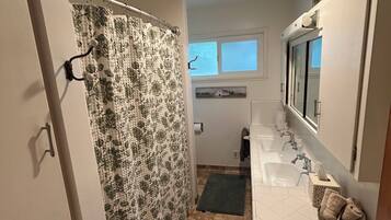 Hårtørrer, håndklæder, Sæbe, Toiletpapir