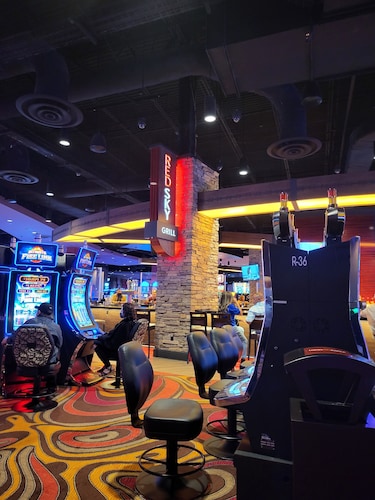 Adorable 2-bedroom condo walking distance to the Lucky Eagle Casino