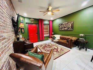 TV - Adorable 2-bedroom condo walking distance to the Lucky Eagle Casino (Eagle Pass)