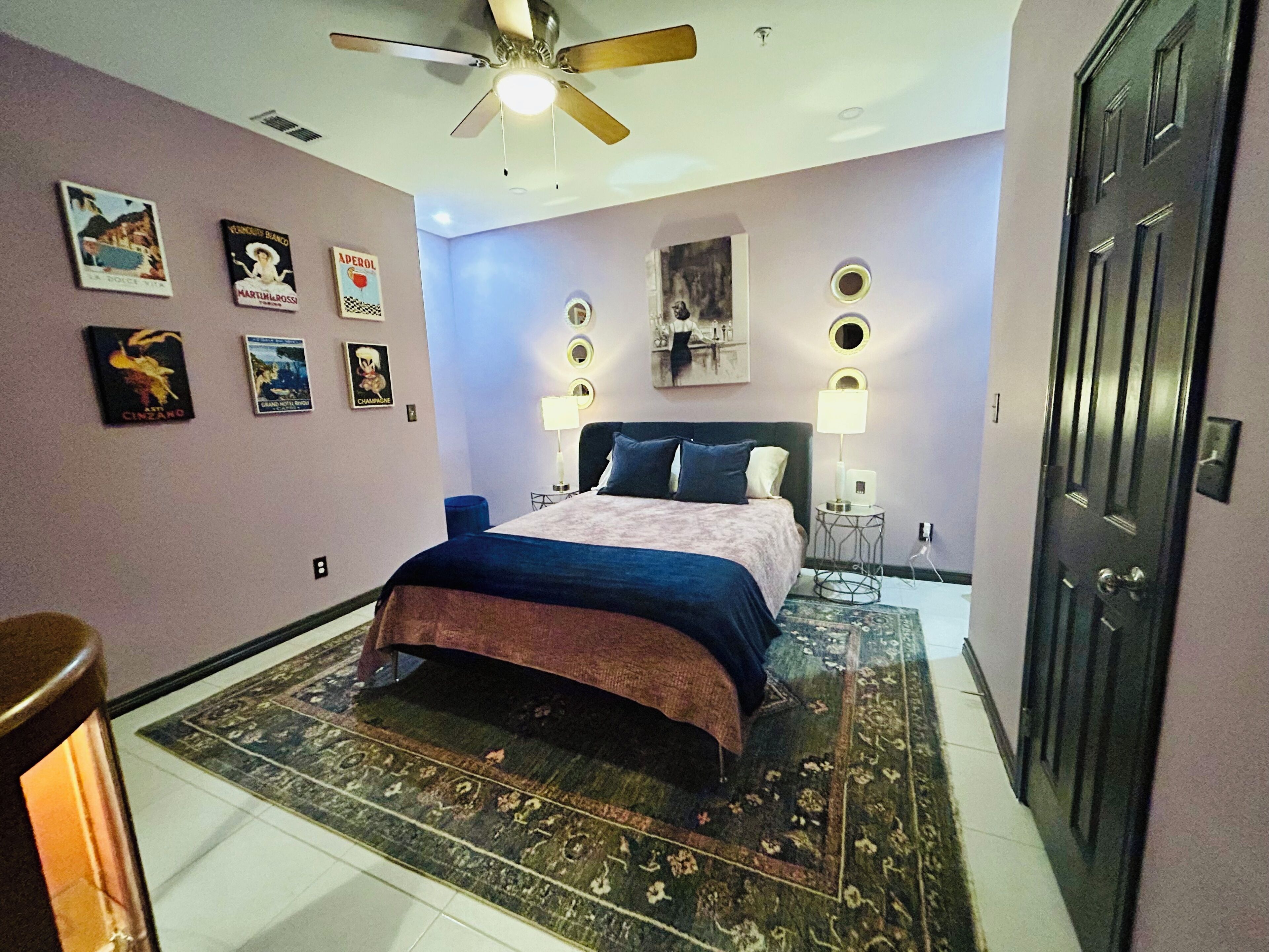 Een strijkplank/strijkijzer, wifi, beddengoed