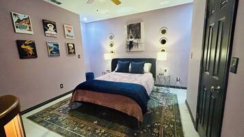 Een strijkplank/strijkijzer, wifi, beddengoed