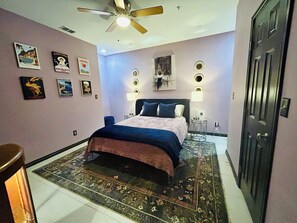 Een strijkplank/strijkijzer, wifi, beddengoed