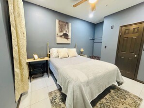 Tabla de planchar con plancha, wifi y ropa de cama 