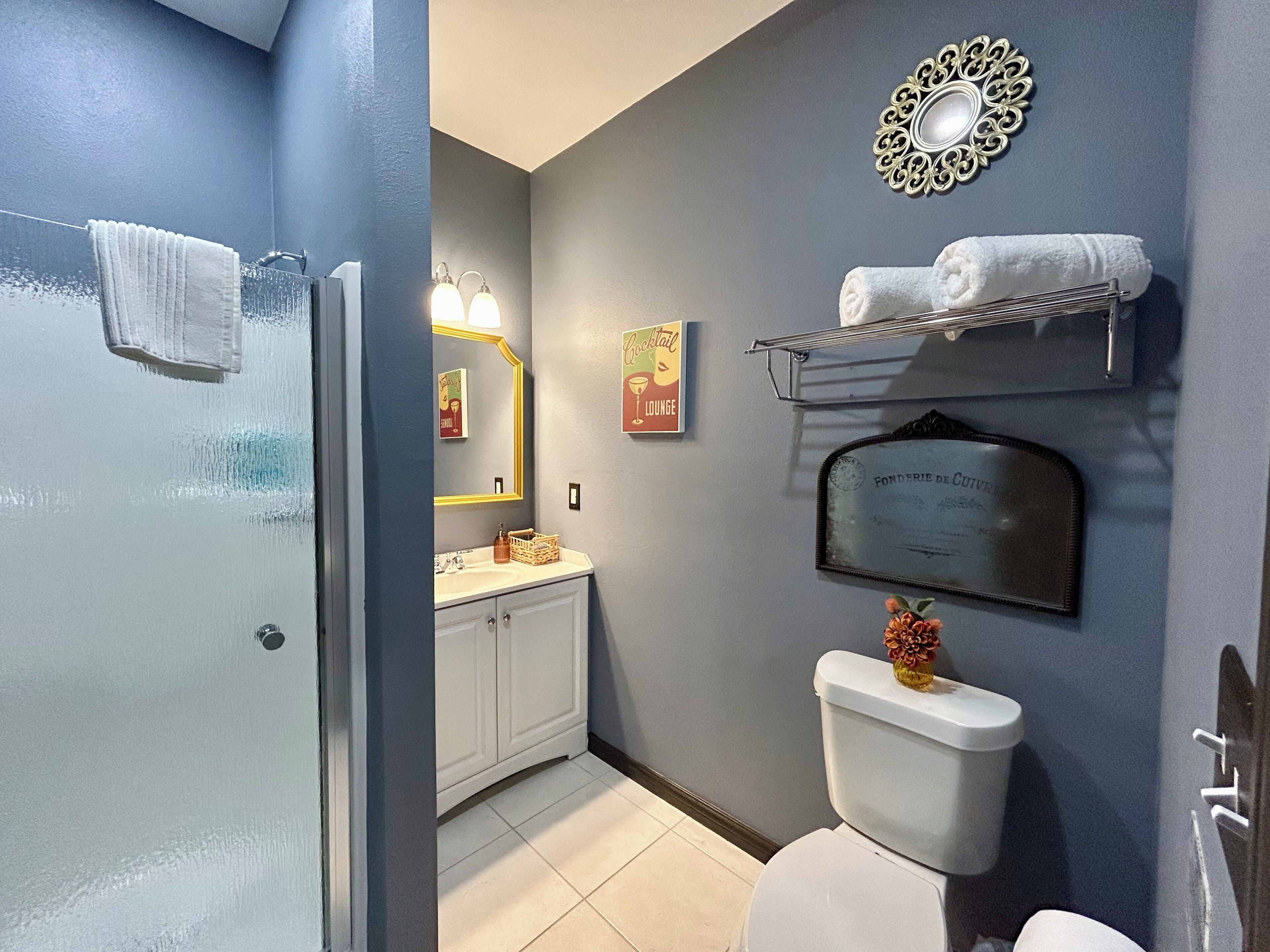 Een douche, een haardroger, handdoeken, zeep