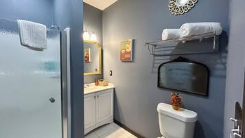 Een douche, een haardroger, handdoeken, zeep