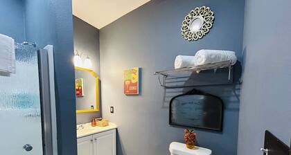 Adorable 2-bedroom condo walking distance to the Lucky Eagle Casino