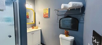 Adorable 2-bedroom condo walking distance to the Lucky Eagle Casino