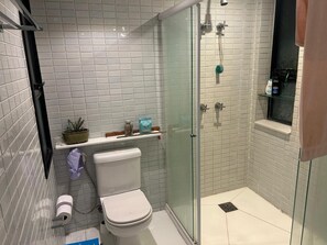 Shower, towels - Luxury Apartment in Ondina (Carnival - Barra-Ondina Circuit) (Salvador)