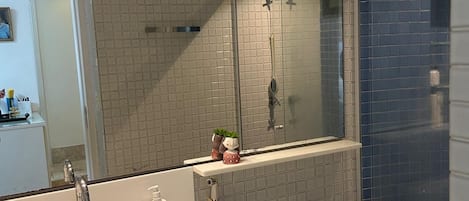Douche, serviettes fournies