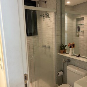 Shower, towels - Luxury Apartment in Ondina (Carnival - Barra-Ondina Circuit) (Salvador)