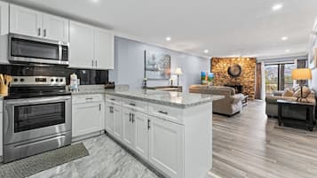 Réfrigérateur, four à micro-ondes, un four, surface de cuisson