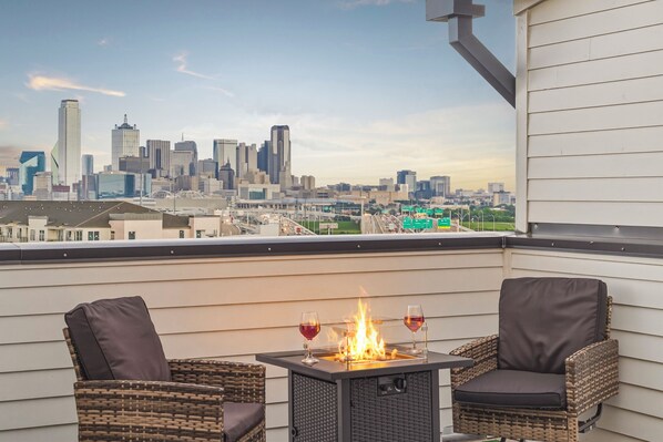 Property grounds - Modern Dallas Townhome • Skyline Rooftop • Grill • Garage • Sleeps 12 (Dallas)