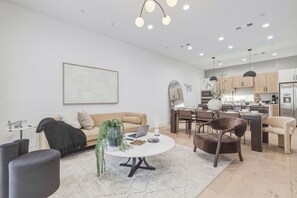 Smart TV, fireplace, books, computer monitors - Modern Dallas Townhome • Skyline Rooftop • Grill • Garage • Sleeps 12 (Dallas)