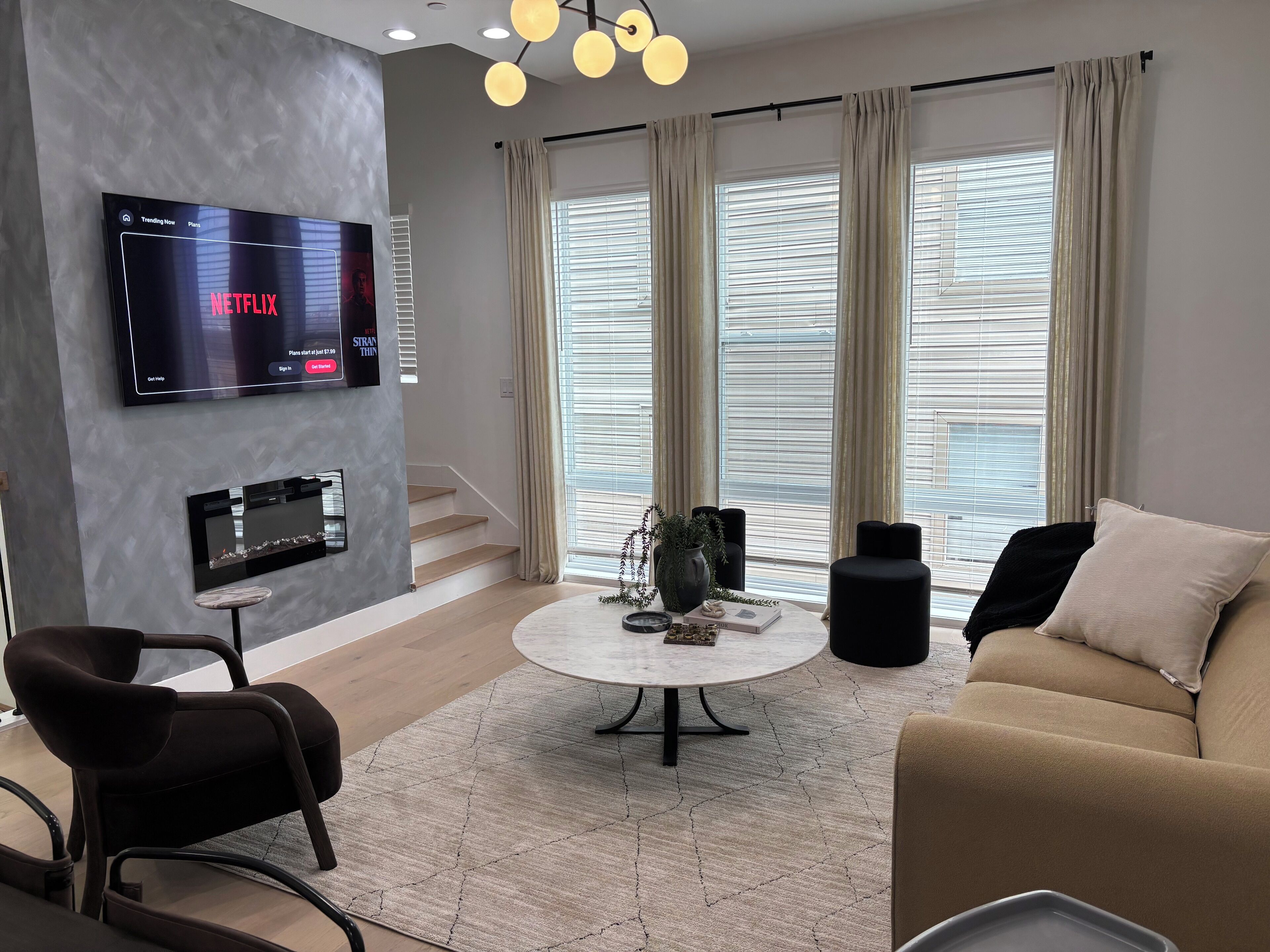 Smart TV, chimenea y monitor de computadora 