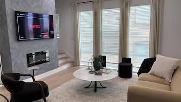 Smart TV, chimenea y monitor de computadora