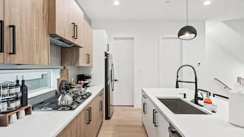 Refrigerador, microondas, horno y parrilla de estufa