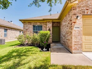 Exterior detail - Sweet home 1 King & 2 Queen beds (Austin)