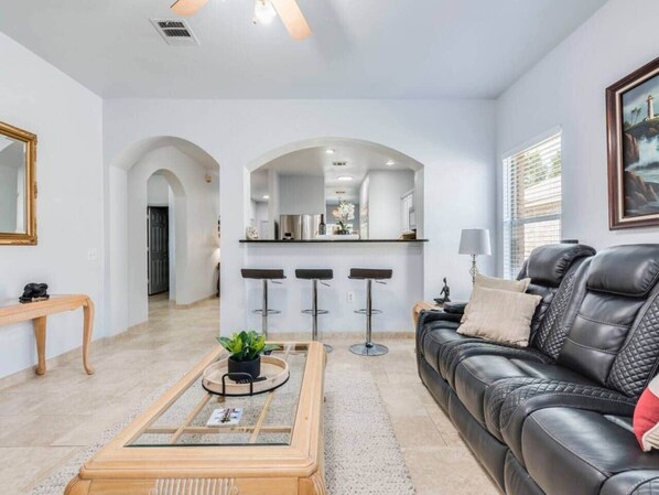 TV, fireplace - Sweet home 1 King & 2 Queen beds (Austin)