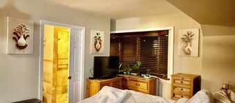 Cozy Mother–Daughter Efficiency Private Entrance Quiet Residential Setting