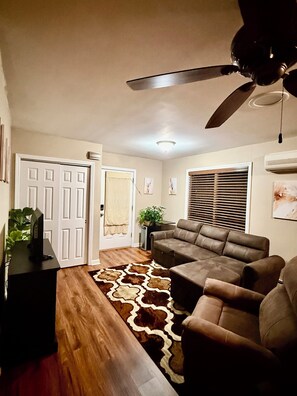 Smart TV - Cozy Mother–Daughter Efficiency Private Entrance Quiet Residential Setting (Boonton)