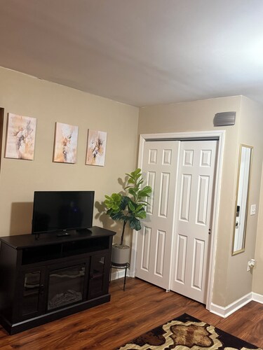 Cozy Mother–Daughter Efficiency Private Entrance Quiet Residential Setting