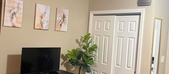 Cozy Mother–Daughter Efficiency Private Entrance Quiet Residential Setting