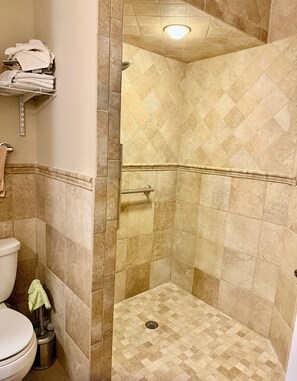 Towels - Cozy Mother–Daughter Efficiency Private Entrance Quiet Residential Setting (Boonton)