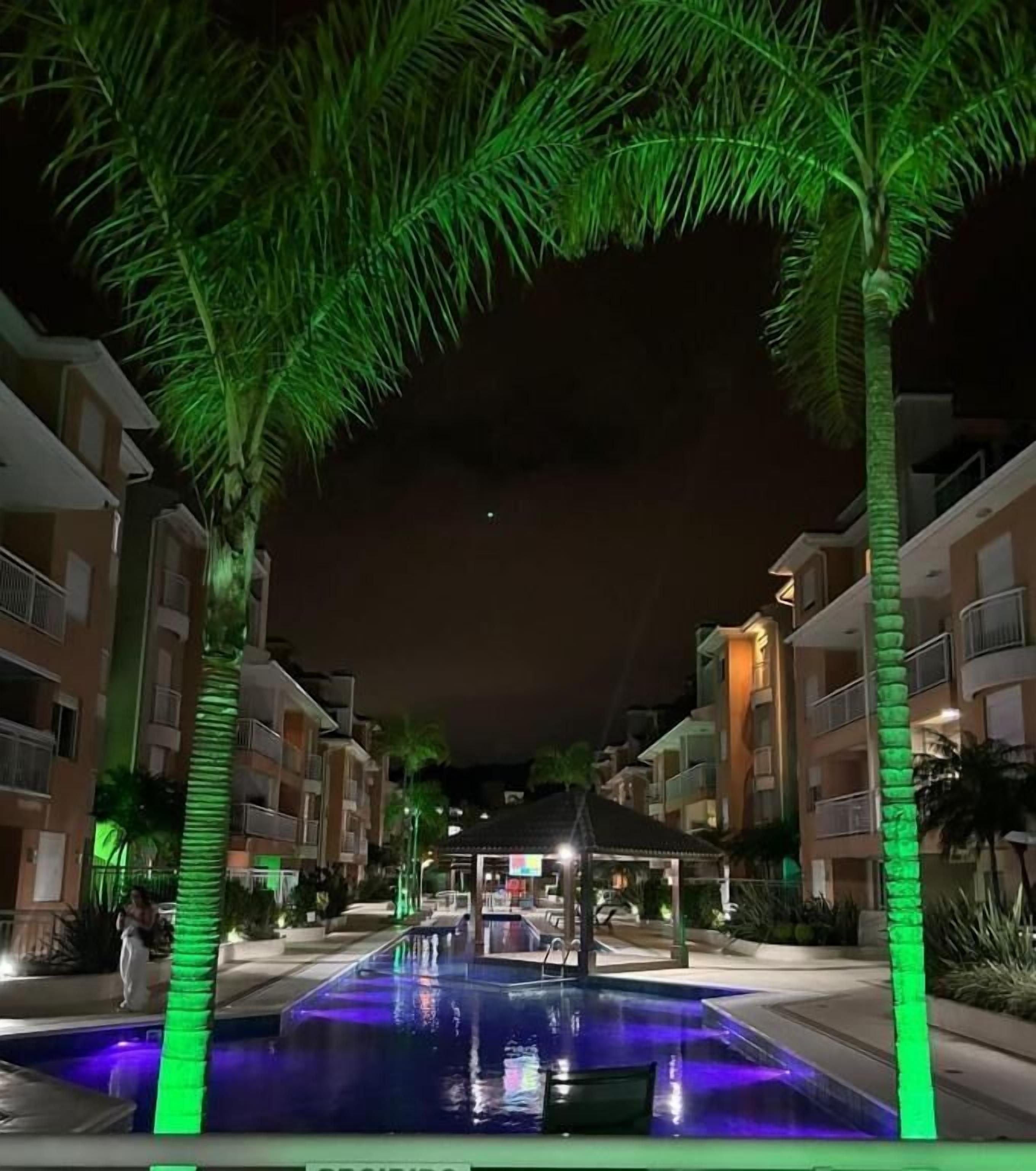 2 개의 야외 수영장, 수영장 파라솔, 일광욕 의자